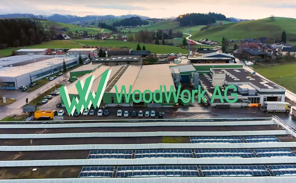 Vogelschau-Ansicht auf die Dächer mit Solar-Panels der Woodwork AG