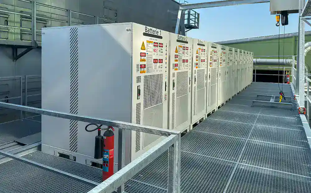 12 Batteriespeicher-Module auf der Installationsebene in 4,5 m Höhe