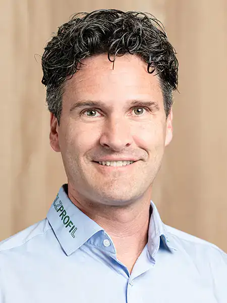 Portrait eines freundlich lächelnden Mannes mittleren Alters