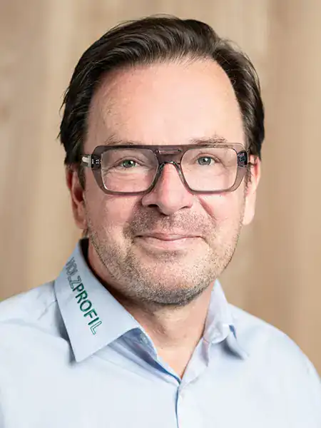 Portrait eines freundlich lächelnden Mannes mittleren Alters mit Brille