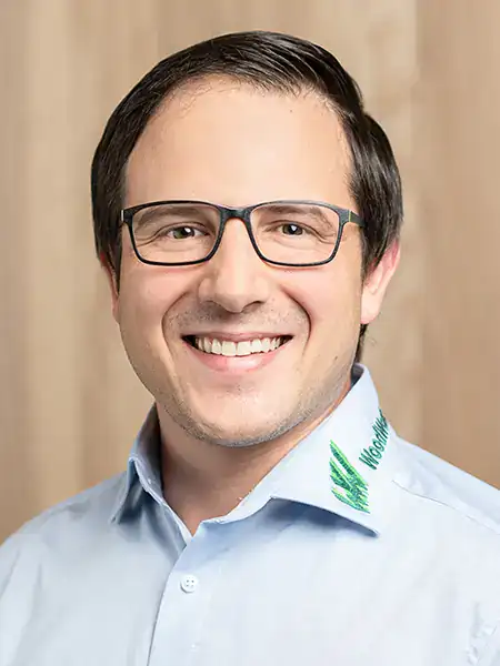 Portrait eines freundlich lächelnden Mannes mittleren Alters mit Brille