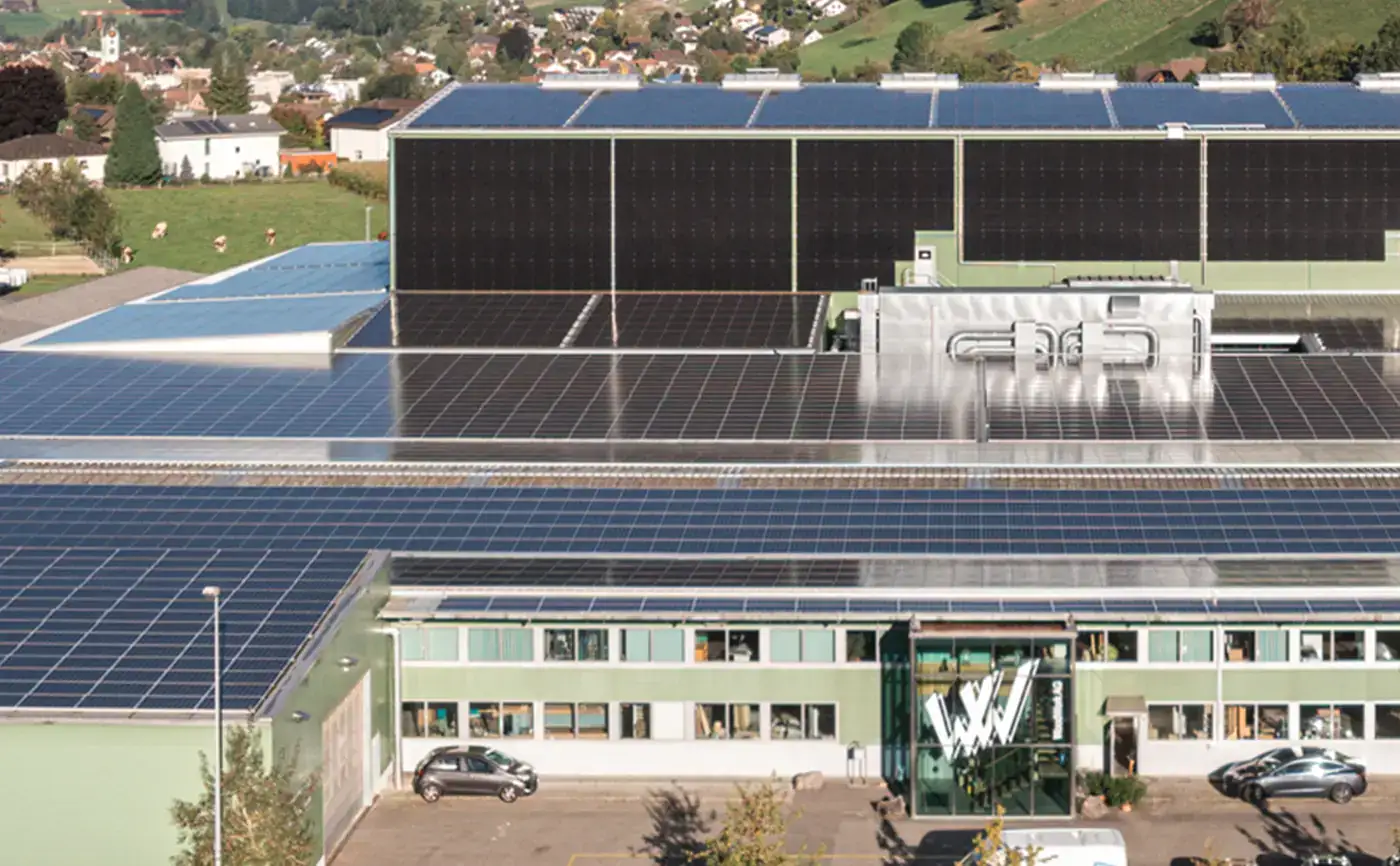 Bâtiment de fabrication Woodwork avec panneaux photovoltaïques sur le toit et la façade