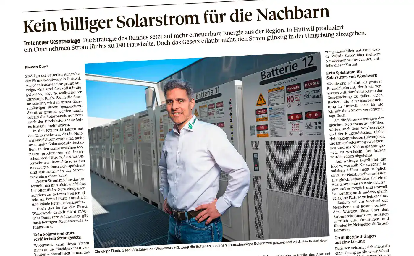 Tête de journal avec image d'un homme souriant devant une installation de stockage d'énergie