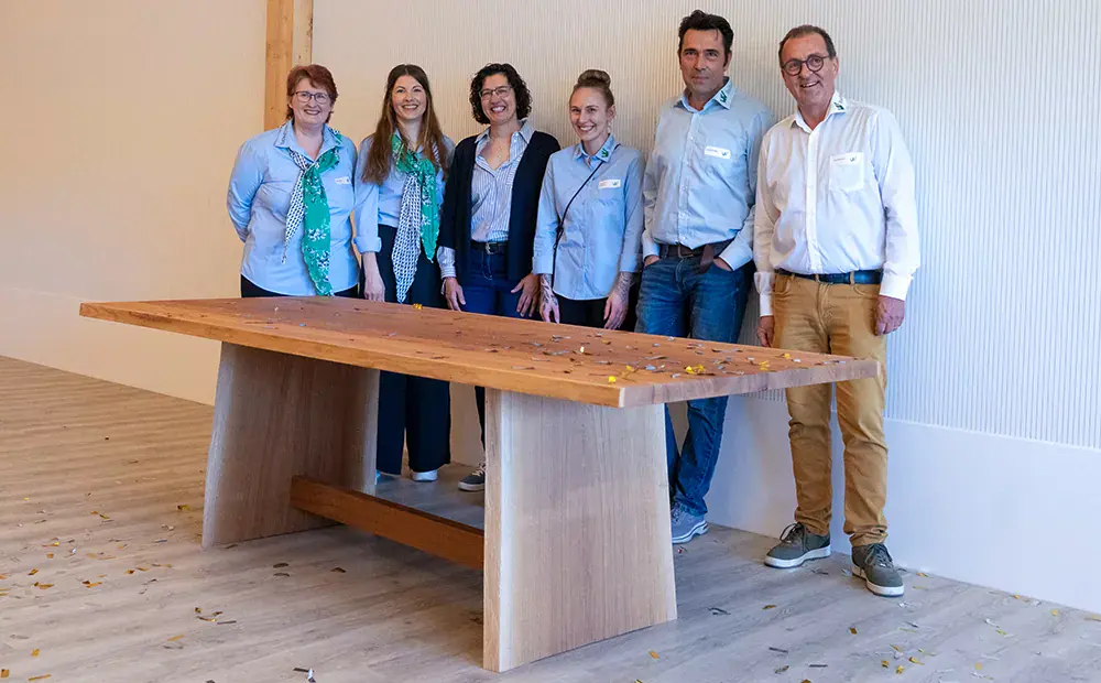 La lauréate, Manuela Hotz, entourée des collaborateurs ravis de Woodwork